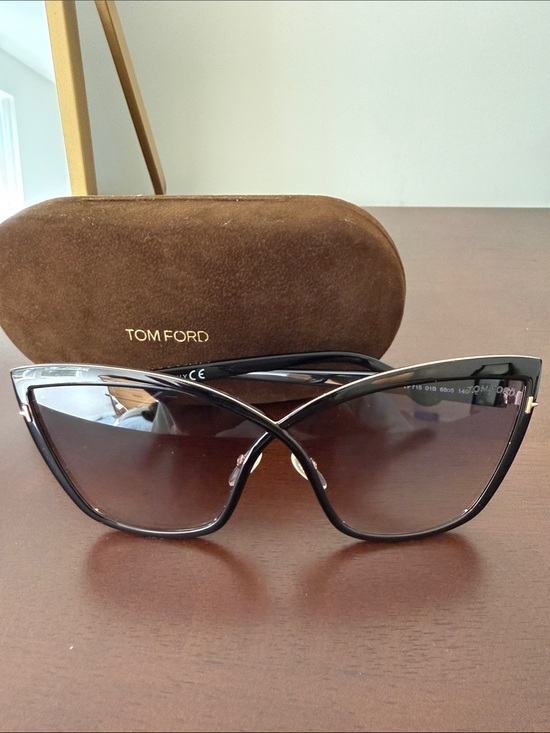 Tom Ford Black Sardine Cat-Eye Sunglasses with Gradient Lenses and Gold Accents main image 4